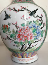 Charger l&#39;image dans la galerie, Vase chinois en porcelaine peinte à la main 
