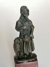 Charger l&#39;image dans la galerie, Jolie petit bronze sur socle ancien
