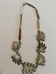 Collier en nacre forme de feuille