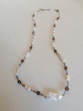 Charger l&#39;image dans la galerie, collier avec grosse perle de culture et perles en verre cristal
