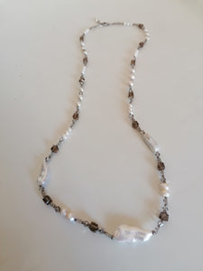 collier avec grosse perle de culture et perles en verre cristal