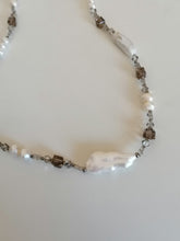 Charger l&#39;image dans la galerie, collier avec grosse perle de culture et perles en verre cristal
