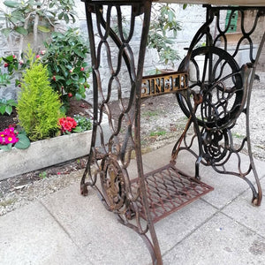 Table de bistrot pied en fonte ancienne machine à coudre