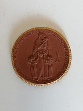 Charger l&#39;image dans la galerie, Médaille Meissen en porcelaine brune et doré
