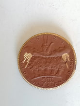 Charger l&#39;image dans la galerie, Médaille Meissen en porcelaine brune et doré
