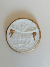 Charger l&#39;image dans la galerie, Médaille Meissen en porcelaine blanche et doré
