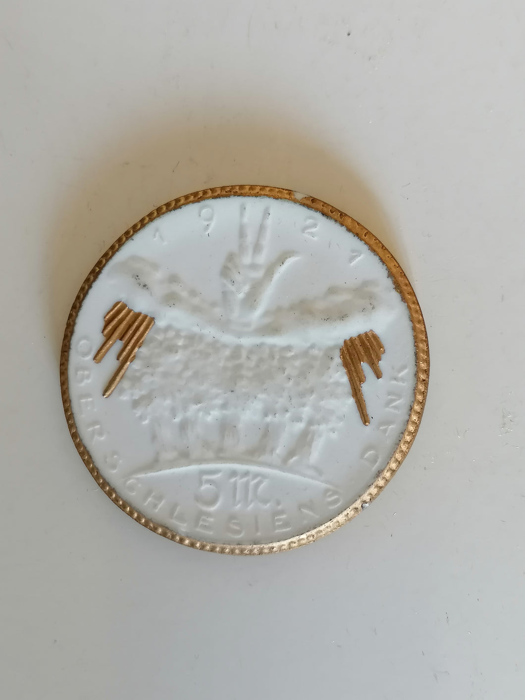Médaille Meissen en porcelaine blanche et doré