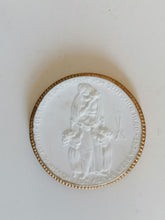 Charger l&#39;image dans la galerie, Médaille Meissen en porcelaine blanche et doré
