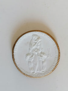Médaille Meissen en porcelaine blanche et doré