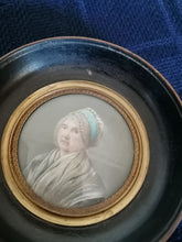Charger l&#39;image dans la galerie, Miniature la dame au bonnet
