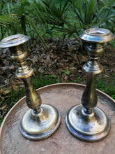 Charger l&#39;image dans la galerie, Paire de bougeoirs Louis-Philippe en bronze argenté à nettoyer ou pas.
