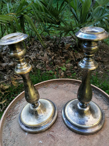 Paire de bougeoirs Louis-Philippe en bronze argenté à nettoyer ou pas.
