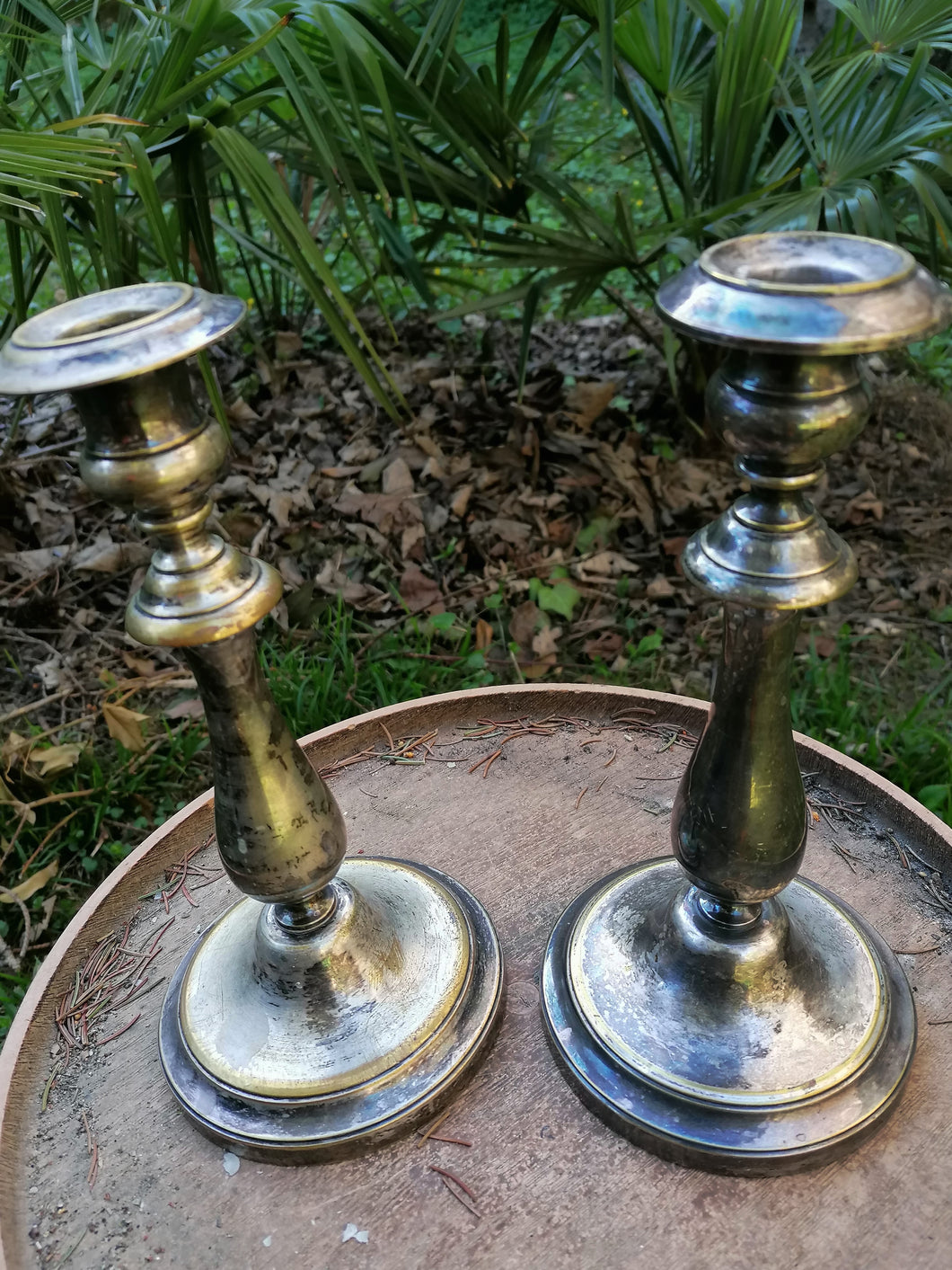 Paire de bougeoirs Louis-Philippe en bronze argenté à nettoyer ou pas.