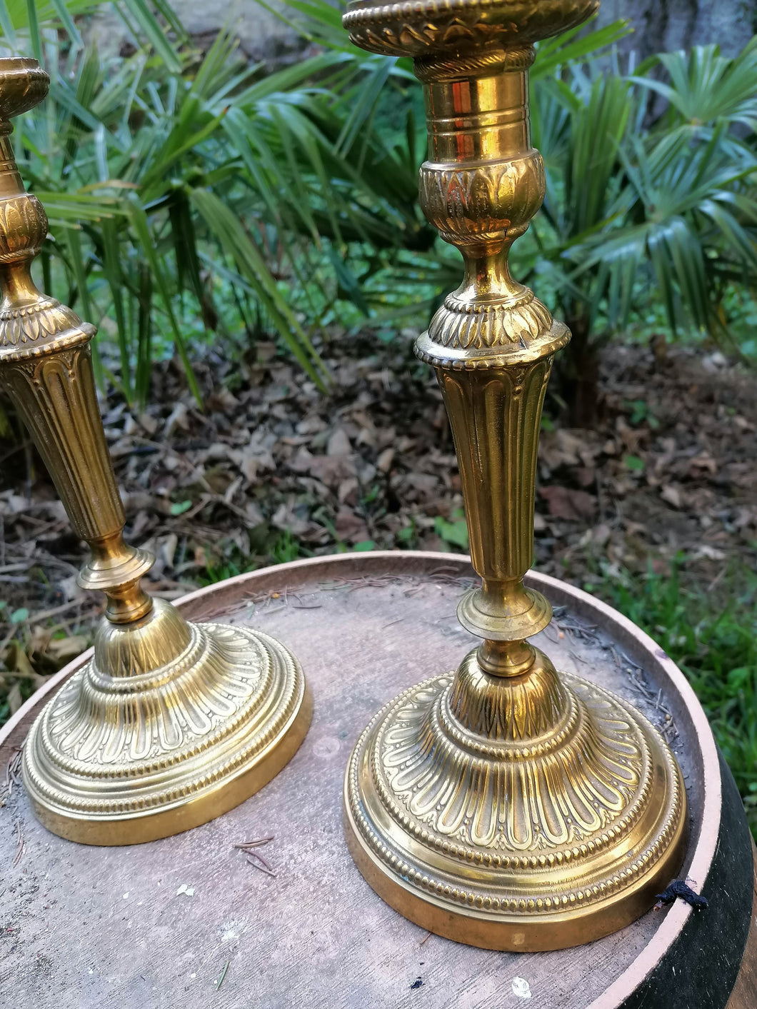 Paire de bougeoirs style Louis XVI en laiton doré