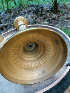 Paire de bougeoirs style Louis XVI en laiton doré