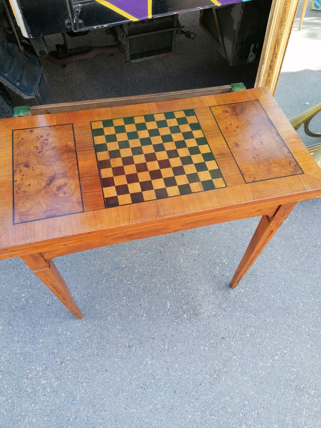 table à jeu d'époque Louis XVI dessus échequier