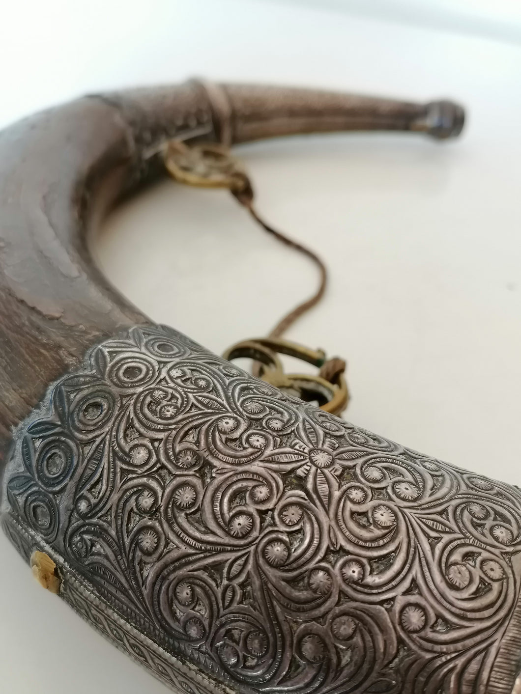 Poire à poudre noir orientale