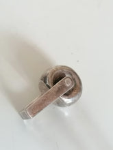 Charger l&#39;image dans la galerie, Bague design argenté en forme de roulette
