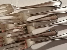 Charger l&#39;image dans la galerie, 6 fourchettes à dessert argenté
