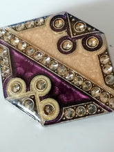 Charger l&#39;image dans la galerie, Broche strass et résine
