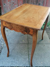 Charger l&#39;image dans la galerie, Petite table Bernoise d&#39;époque Louis XV
