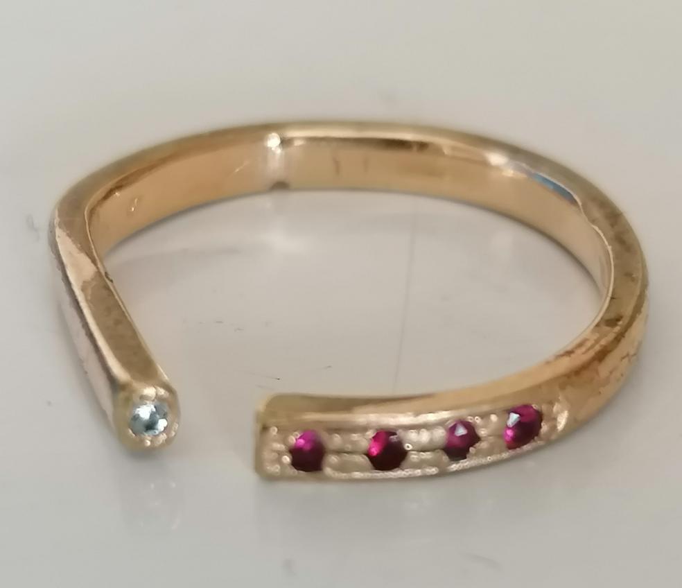 Bague création doré et certie de petites pierres 