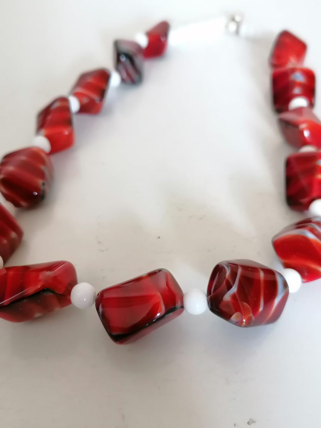 Collier 1960 avec grosse perle en verre rouge 