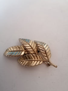 Broche feuille doré