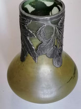 Charger l&#39;image dans la galerie, Vase Art nouveau en verre soufflé et étain. 
