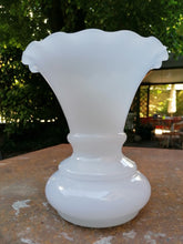 Charger l&#39;image dans la galerie, Grand vase en opaline blanche
