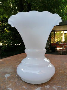 Grand vase en opaline blanche