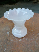 Charger l&#39;image dans la galerie, Grand vase en opaline blanche
