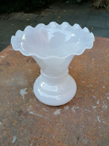 Grand vase en opaline blanche
