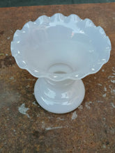 Charger l&#39;image dans la galerie, Grand vase en opaline blanche
