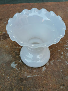 Grand vase en opaline blanche