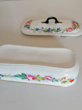Charger l&#39;image dans la galerie, Boite à savon ancienne  en porcelaine peinte
