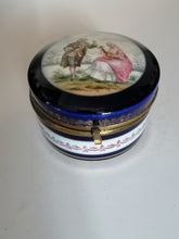 Charger l&#39;image dans la galerie, Boîte en porcelaine ancienne
