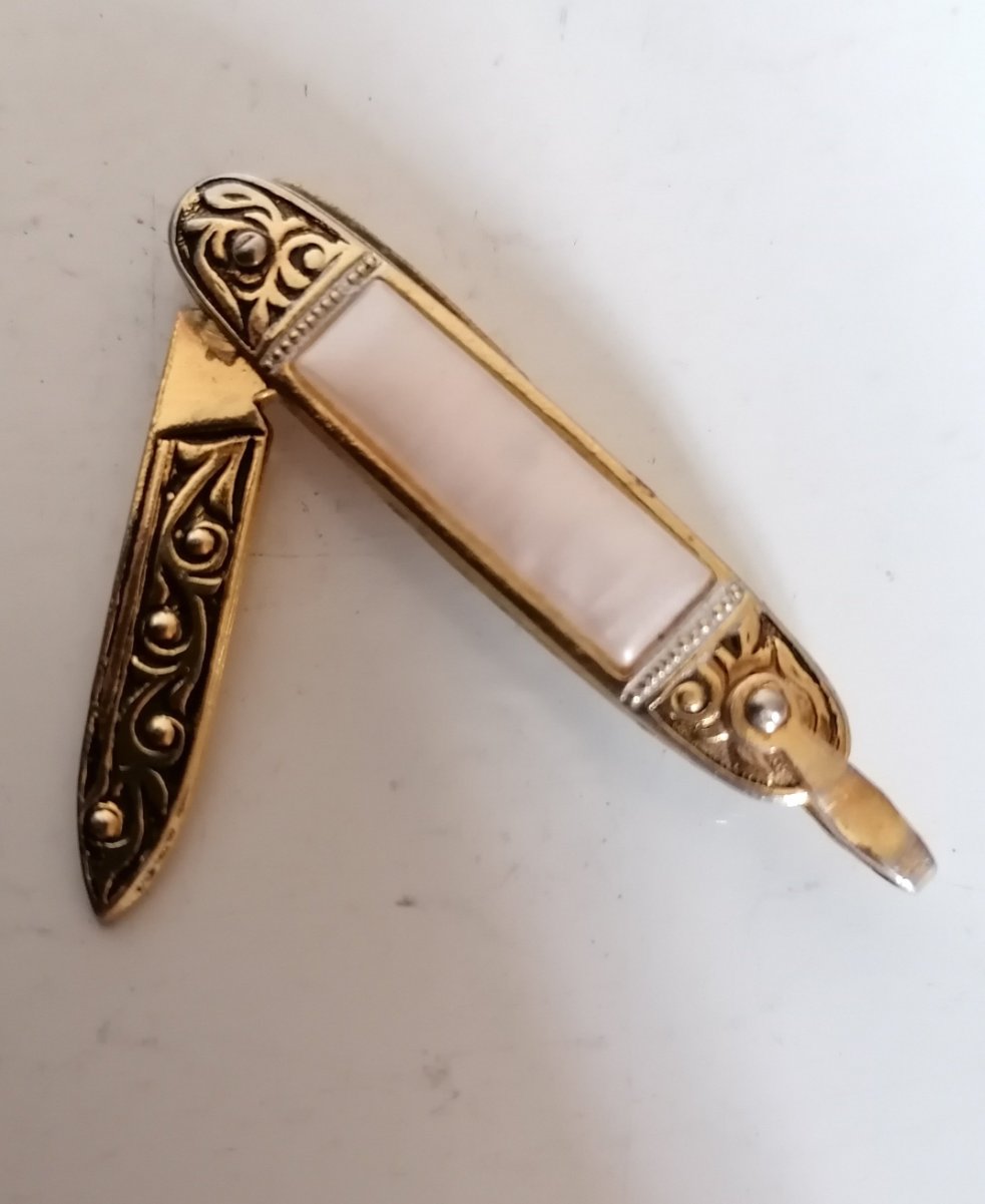 Petit couteau pendentif de collection