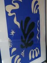Charger l&#39;image dans la galerie, Lithographie Henri Matisse, composition sur fond bleu. 
