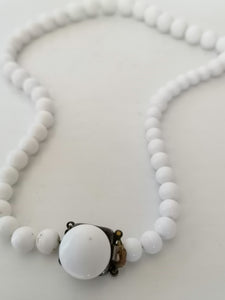Collier vintage en opaline blanche