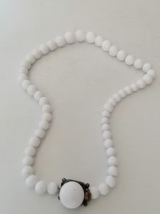 Collier vintage en opaline blanche