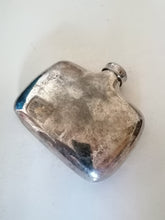 Charger l&#39;image dans la galerie, Flasque à whisky, métal argenté Anglais
