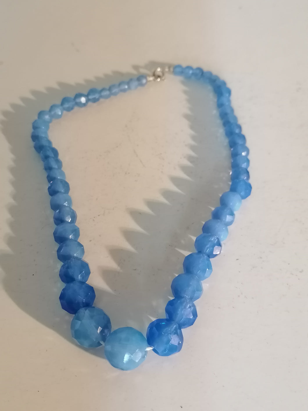 Collier perle taillé cristal bleu