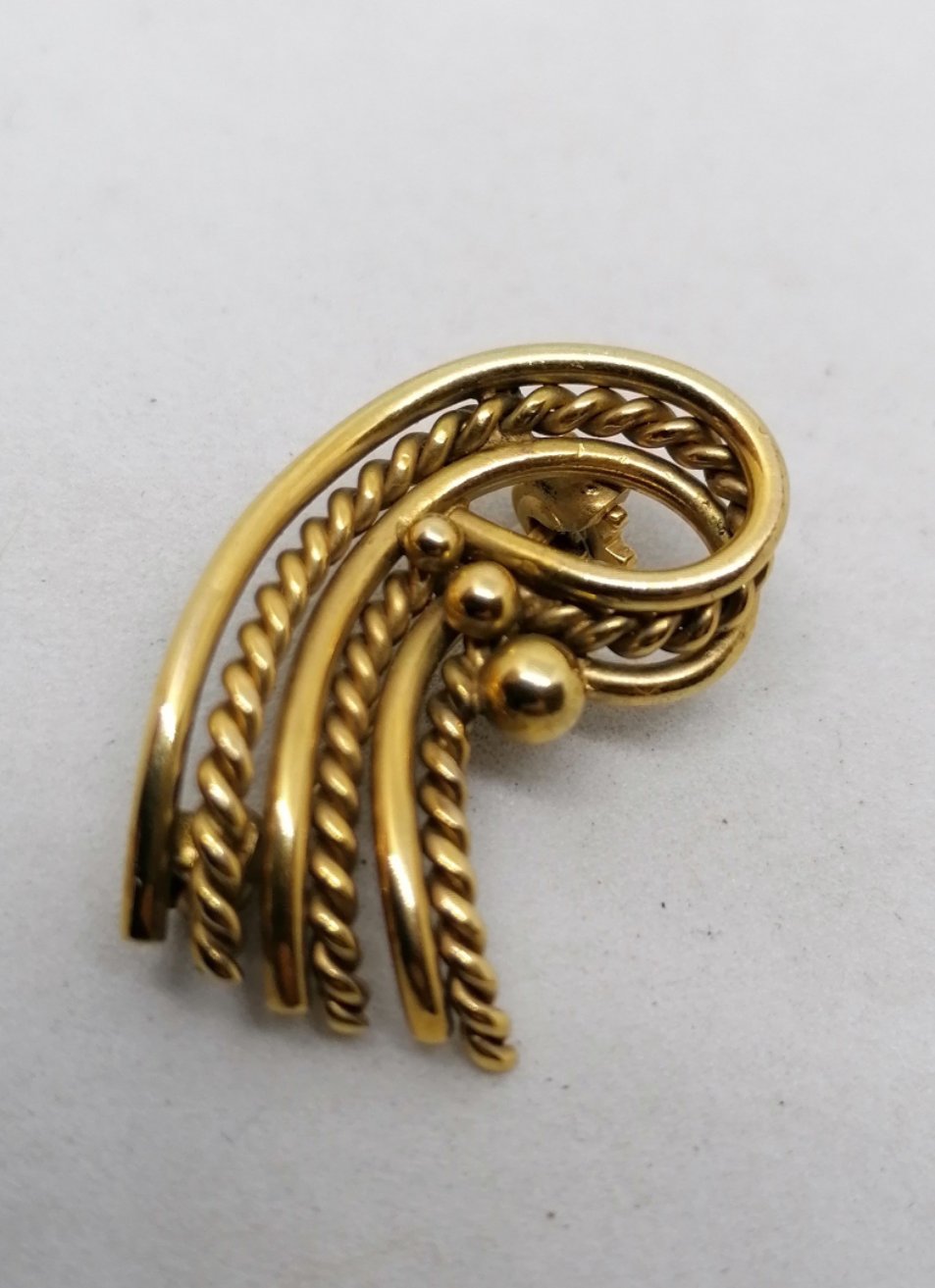 Broche en métal doré