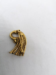 Broche en métal doré