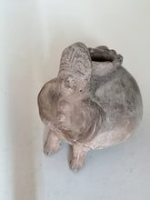 Charger l&#39;image dans la galerie, Vase Chimu art précolombien en terre, environ 1400 ap. J-C
