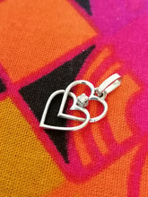 Charger l&#39;image dans la galerie, Pendentif double cœur en or 18k avec petit diamant 
