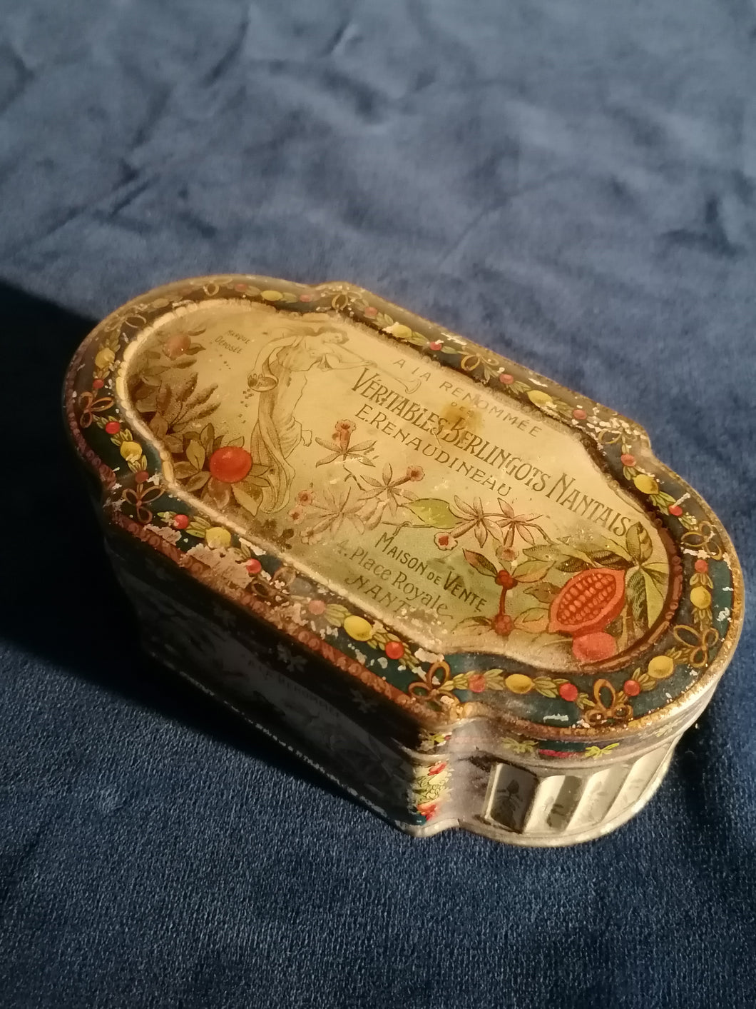 Boîte ancienne en taule