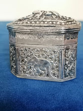 Charger l&#39;image dans la galerie, Boîte en argent repoussé Indienne 
