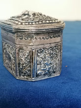 Charger l&#39;image dans la galerie, Boîte en argent repoussé Indienne 
